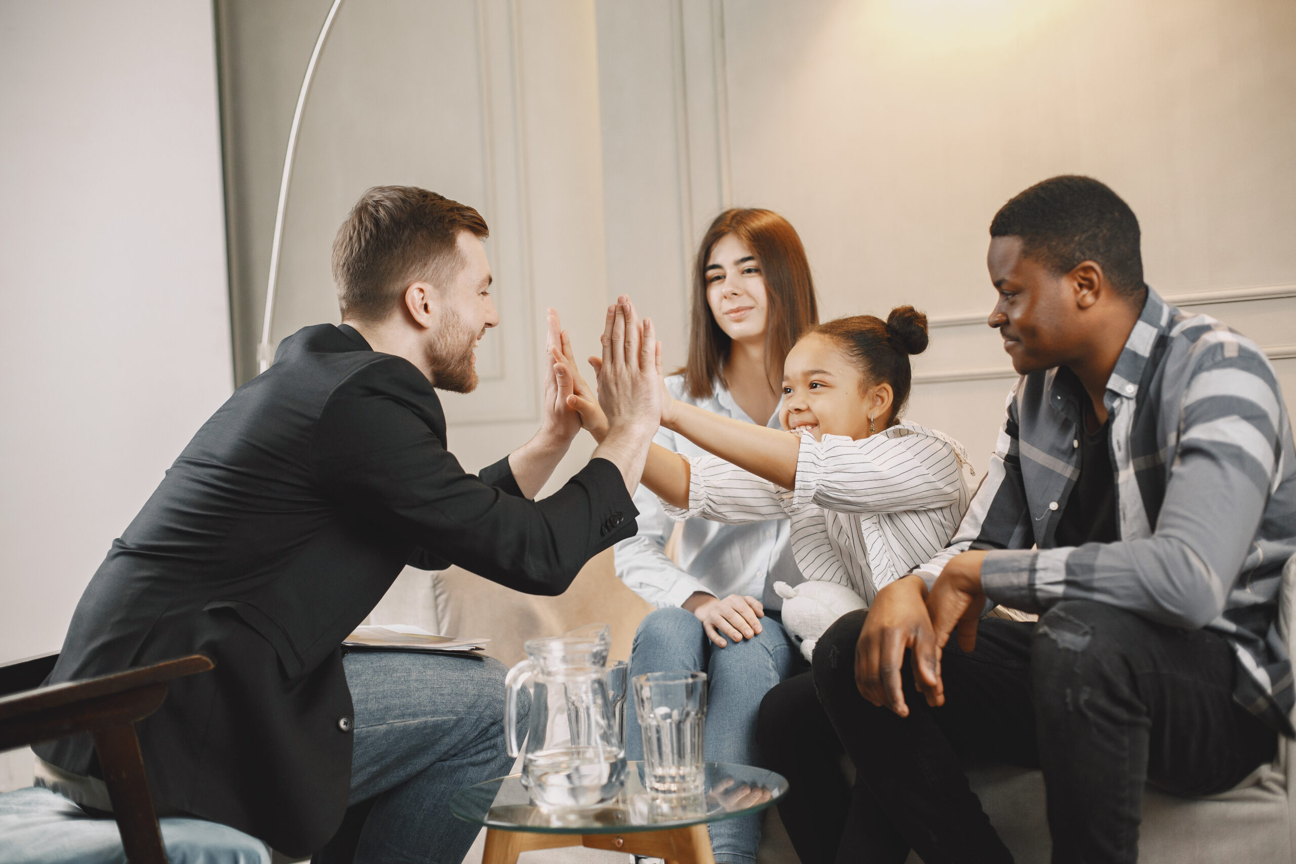 young parents had troubles their relationship pshycoterapist solved problem clapping hands with girl scaled